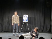 腹痛になったことがないという狩野は、いろいろな体勢になり「丸まってみても痛みがとれない」と言うと、「そりゃそうだろ」と小島も呆れ顔。