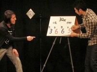 「どちらが面白いか対決」で負けてしまった小島。