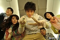 「世にも奇妙な物語」に出演する小栗旬（中央）ら。(c)フジテレビ