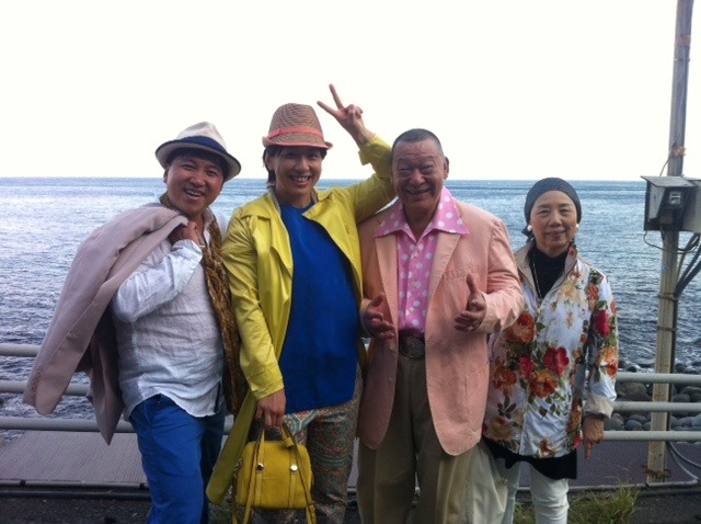 「そうだ旅（どっか）に行こう。」SPで熱海を満喫するアニマル浜口一家と、スギちゃん（左端）。(c)テレビ東京