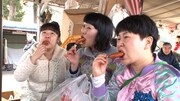 盛岡の美味しいものを食べつくす森三中・大島（右）、村上（左）と、たんぽぽ川村（中央）。(c)テレビ東京