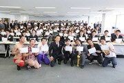 入江軍団とワタミ社員たちとの集合写真
