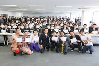 入江軍団とワタミ社員たちとの集合写真