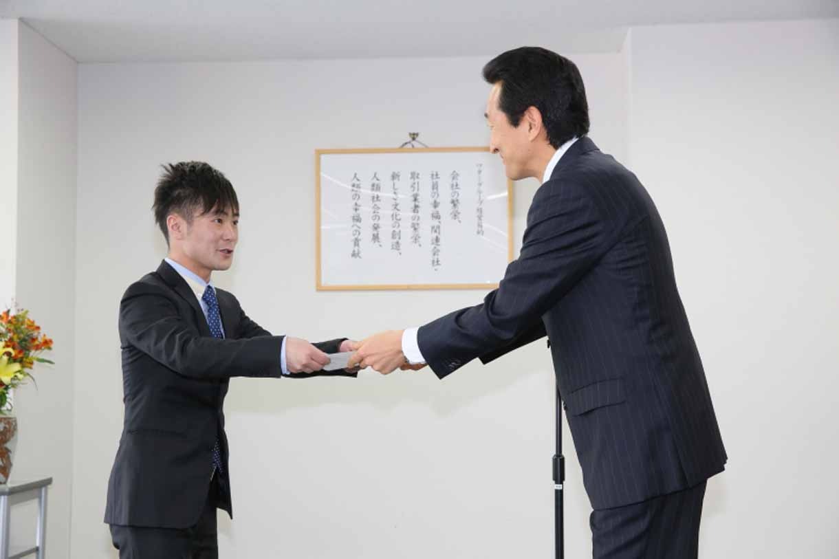 辞令を受け取るカラテカ入江（左）。
