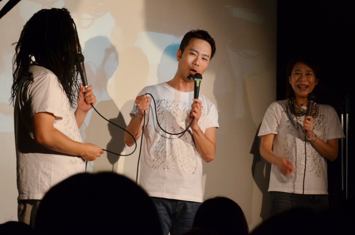 新曲のリリースを発表する藤井隆（中央）と、レイザーラモンRG（左）、椿鬼奴（右）。