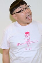 4月30日に初グッズシリーズ「神の舌グッズ」がリリースされるイジリー岡田。