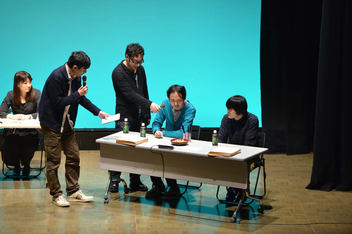 第1局のアンガールズ田中、マンガ家の大橋裕之。田中はお茶うけとして用意されたピーナツかりんとうの感想を求められ「かりんとうの感じが強い。ピーナッツが来ないなあ。あれ？ ……終っちゃった」と微妙な感想を述べた。