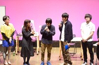 最優秀賞を受賞したマンガ家の大奥（中央）。