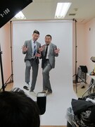 ベタなポーズをとってみるレイザーラモン。