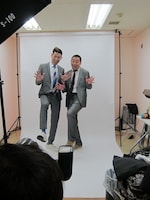 ベタなポーズをとってみるレイザーラモン。