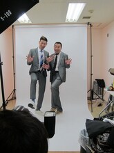 ベタなポーズをとってみるレイザーラモン。