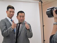 Wヤングと同じポーズをとってみるレイザーラモン。