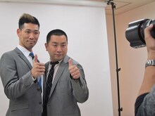 Wヤングと同じポーズをとってみるレイザーラモン。