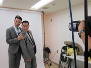 宮川大助・花子と同じポーズをとってみるレイザーラモン。