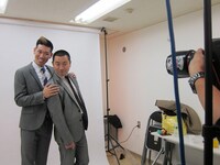 宮川大助・花子と同じポーズをとってみるレイザーラモン。