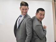 平和ラッパ・梅乃ハッパと同じポーズをとってみるレイザーラモン。