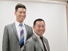 オール阪神・巨人と同じポーズをとってみるレイザーラモン。