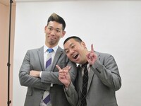 トミーズと同じポーズをとってみるレイザーラモン。