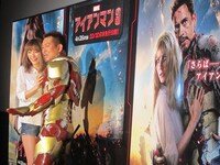 映画「アイアンマン3」のポスターと同じポーズをとる藤本夫妻。
