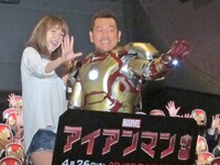 観客と記念撮影をするFUJIWARA藤本と木下優樹菜。