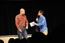 中1からヘアースタイルは坊主だと語るあばれる君（左）。