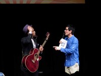 生い立ちについて聞かれるぶらっくさむらい（左）。