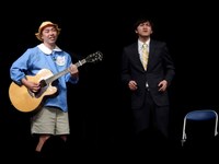 バンド時代のオリジナル曲を披露するケチン・ダ・コチン。