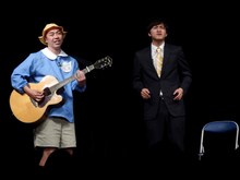 バンド時代のオリジナル曲を披露するケチン・ダ・コチン。