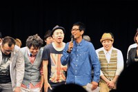 「新人内さまライブvol.1」でMCを務めたアンタッチャブル柴田（中央）。