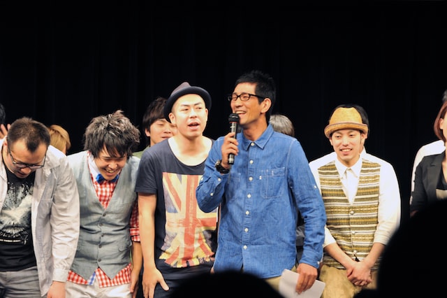 「新人内さまライブvol.1」でMCを務めたアンタッチャブル柴田（中央）。