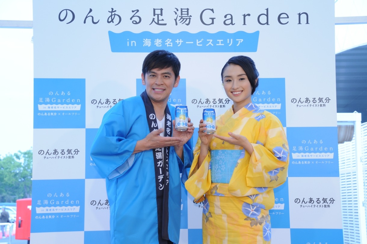 「のんある足湯Garden in 海老名サービスエリア」のプレス発表会に登場したますだおかだ岡田（左）と、ミス・ユニバース・ジャパン神奈川県代表の下垣実夏子（右）。