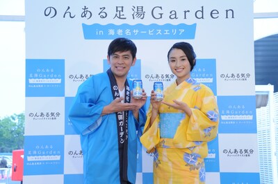「のんある足湯Garden in 海老名サービスエリア」のプレス発表会に登場したますだおかだ岡田（左）と、ミス・ユニバース・ジャパン神奈川県代表の下垣実夏子（右）。