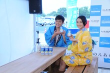 ますだおかだ岡田（左）と、下垣実夏子（右）。