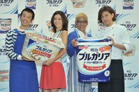 「明治ブルガリアヨーグルト レシピひろがるプレーン PRESENTS ヨーグルトレシピガーデン オープニングイベント」に出席した（左から）品川庄司・庄司、田丸麻紀、ロンドンブーツ1号2号・田村亮、料理研究家の有坂翔太。