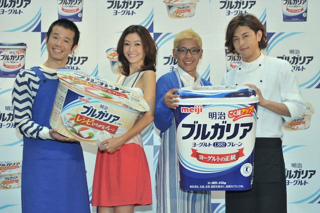 「明治ブルガリアヨーグルト レシピひろがるプレーン PRESENTS ヨーグルトレシピガーデン オープニングイベント」に出席した（左から）品川庄司・庄司、田丸麻紀、ロンドンブーツ1号2号・田村亮、料理研究家の有坂翔太。