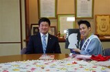 仲川奈良市長を表敬訪問した奈良県住みます芸人の林家笑丸。(c)吉本興業