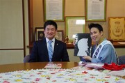 仲川奈良市長を表敬訪問した奈良県住みます芸人の林家笑丸。(c)吉本興業