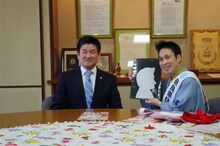 仲川奈良市長を表敬訪問した奈良県住みます芸人の林家笑丸。(c)吉本興業