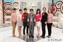 通販ショー番組「ASIA SHOPPING KING」司会のキャイ～ン天野（中央）ら出演者達。(c)フジテレビ