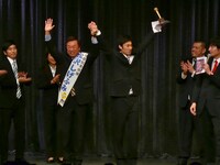 第1回イベントの様子。写真中央は優勝したロバート山本。(c)吉本興業