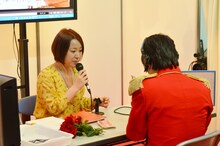 吉本興業の「吉本超占いブース」で風水占いを行った出雲阿国（左）。