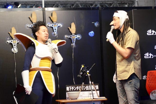 「ニコニコ超会議2」のKYORAKUヨシモト 超8888888ブースで「地下チンチロリンを再現してみた」企画に登場したR藤本（左）、こりゃめでてーな伊藤（右）。