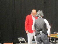 スタジオでモノボケ用の小道具を探すかねきよとRG。