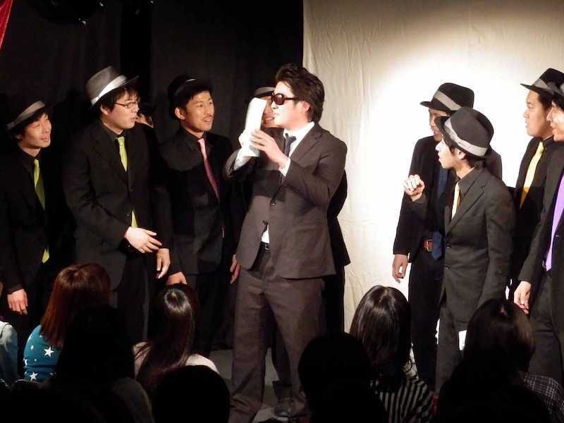 罰ゲーム執行人から封筒を渡されるピテカントロプス（左）。