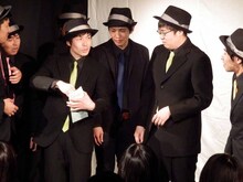 最下位となってしまったピテカントロプスに、罰ゲーム執行人から封筒が渡される。