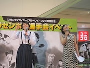 多くの人が集まった会場を見上げる箕輪と武内。