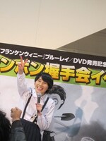 楽しそうにジャンケン大会に興じる箕輪。