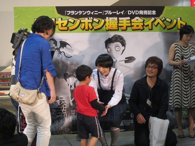 握手会の様子。会場にはたくさんの子供が来場。