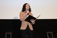 舞台挨拶のMCを務めたピース又吉。