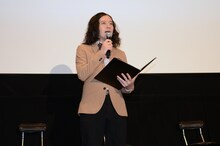 舞台挨拶のMCを務めたピース又吉。